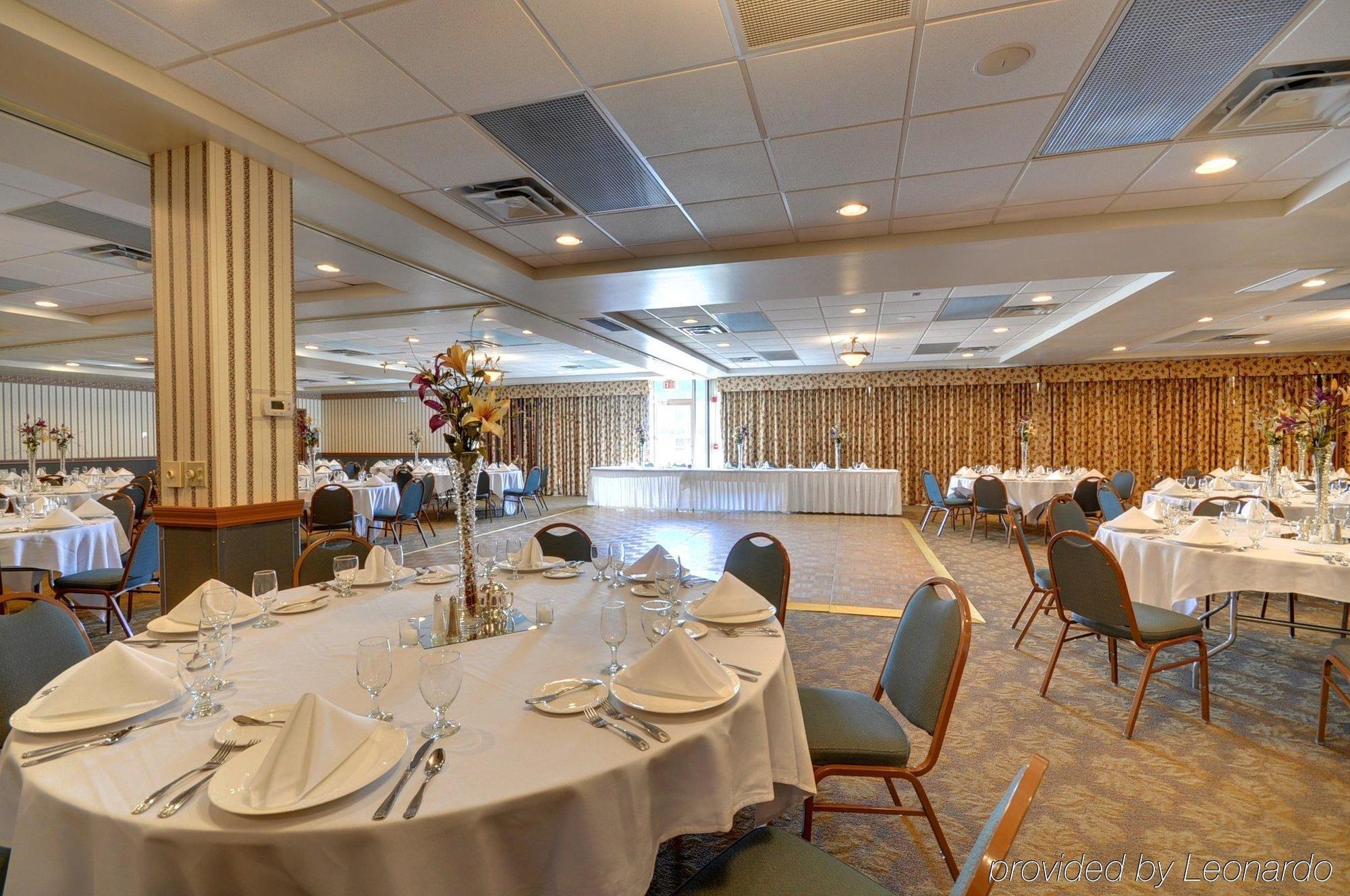 Red Roof Inn & Suites Dekalb Restaurant photo