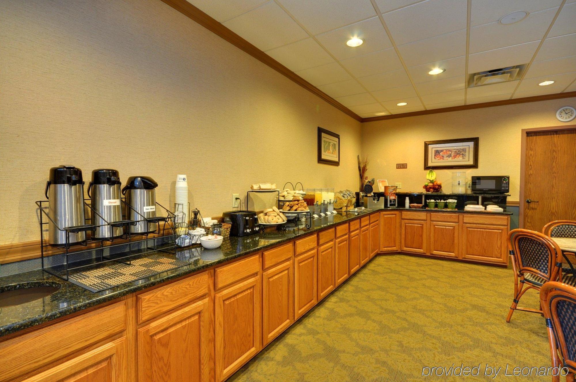 Red Roof Inn & Suites Dekalb Restaurant photo
