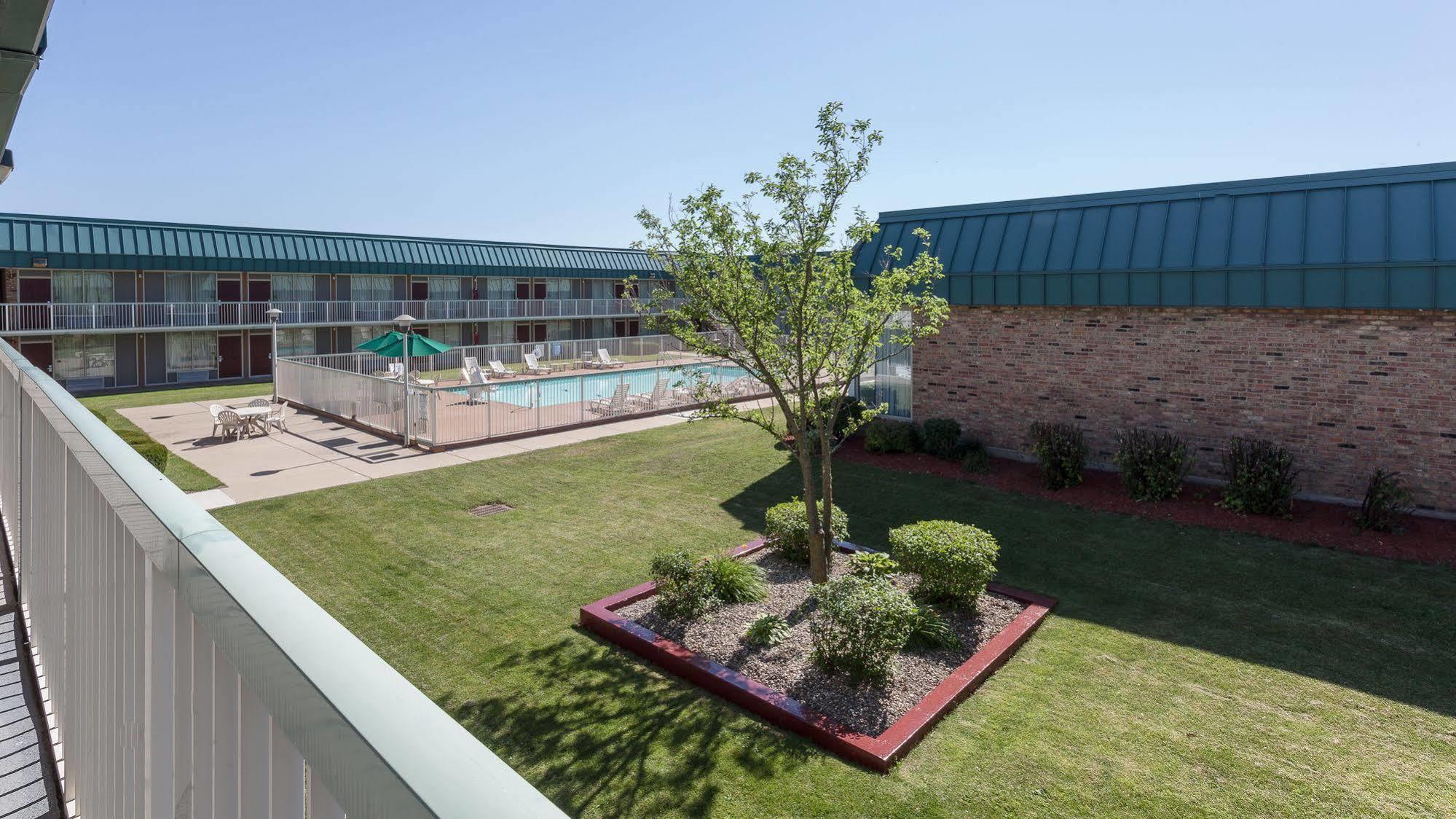 Red Roof Inn & Suites Dekalb Exterior photo