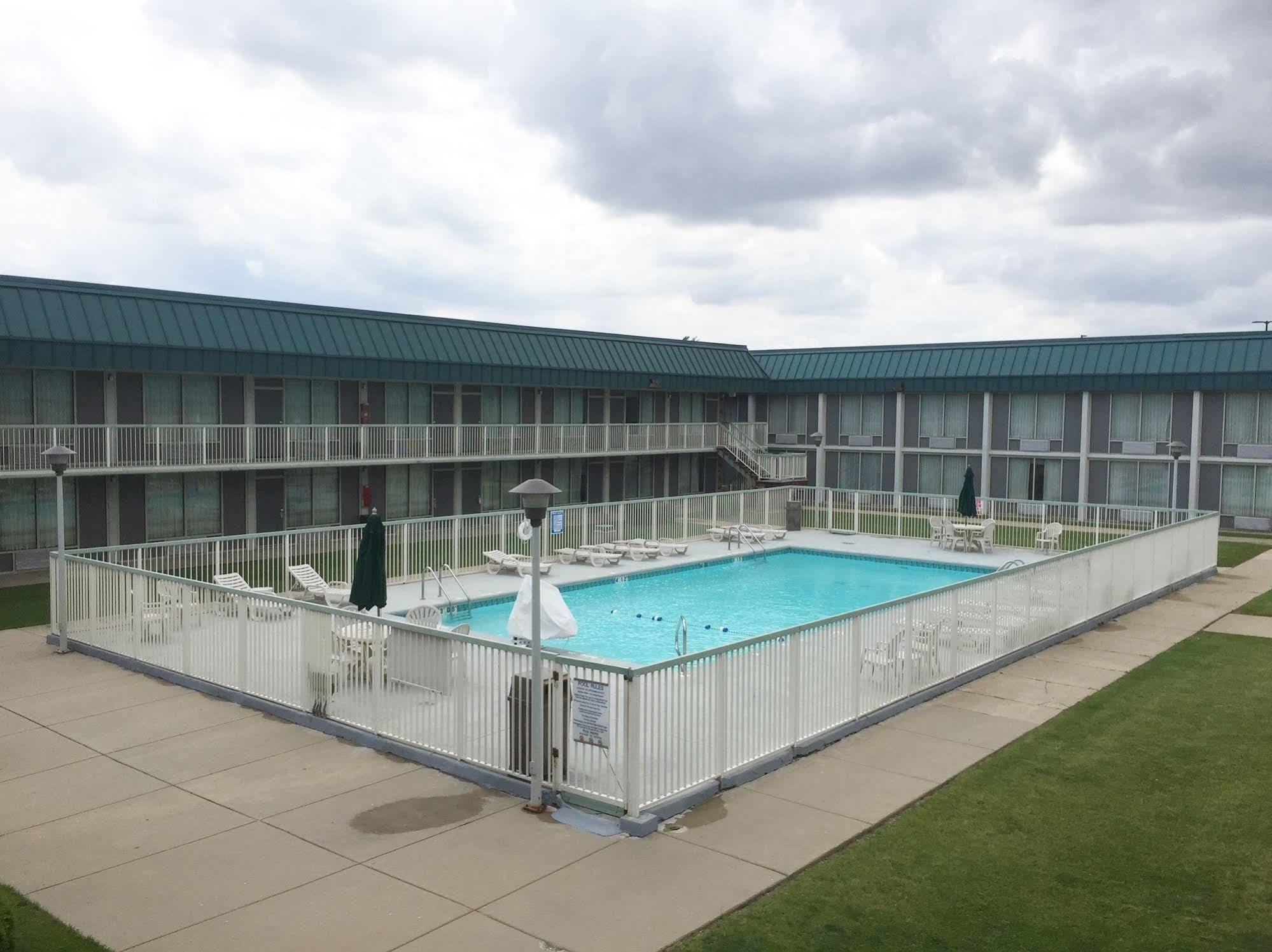 Red Roof Inn & Suites Dekalb Exterior photo