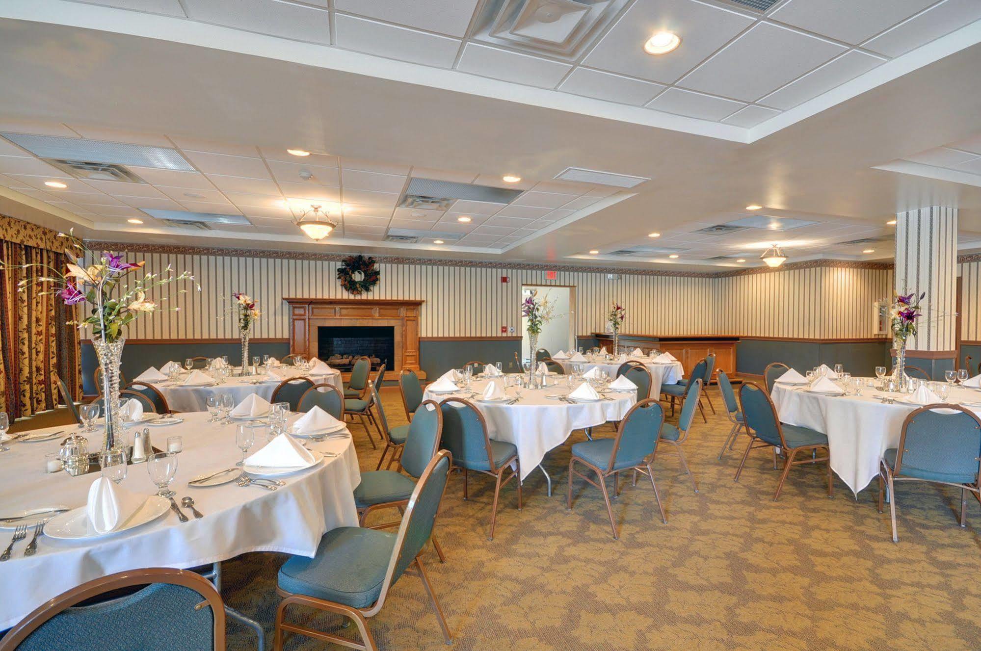 Red Roof Inn & Suites Dekalb Restaurant photo